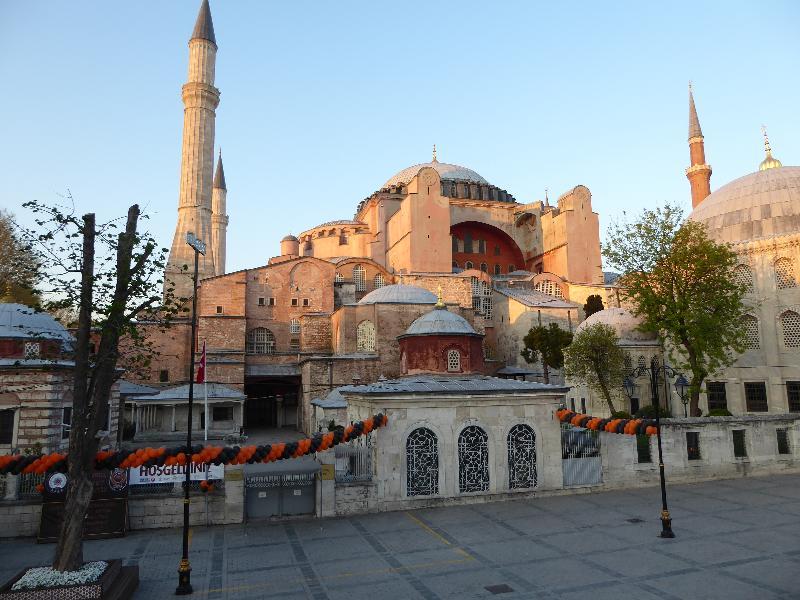 Renzo Istanbul Luaran gambar